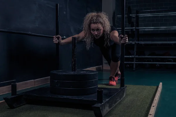 Chica muscular haciendo ejercicio de crosphitis en el gimnasio — Foto de Stock