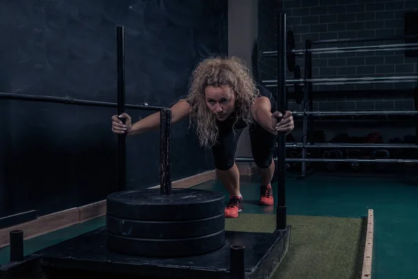 Chica fuerte se abalanza pies. entrenamiento crossfit en el gimnasio — Foto de Stock