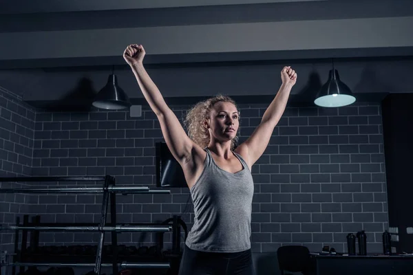 Entrenamiento crossfit en el gimnasio. La chica está levantando el peso — Foto de Stock