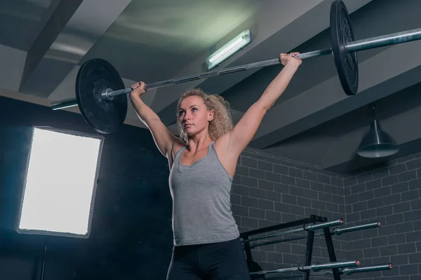 Deporte muscular chica plantea Barbell en CrossFit en el gimnasio — Foto de Stock