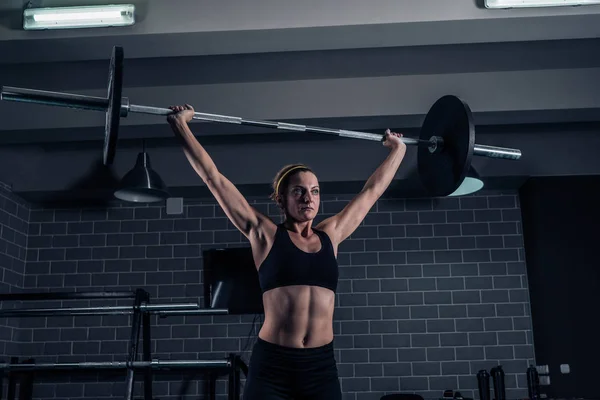 Mujer atlética levantando un entrenamiento de peso en el gimnasio. CrossFit — Foto de Stock