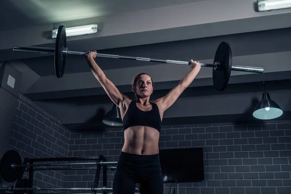Mujer atlética levantando un entrenamiento de peso en el gimnasio. CrossFit — Foto de Stock