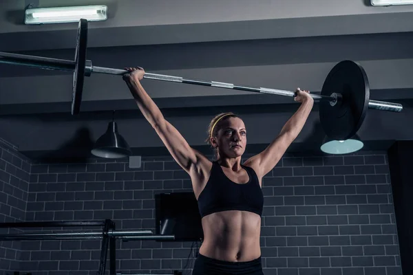 Mujer atlética levantando un entrenamiento de peso en el gimnasio. CrossFit — Foto de Stock