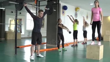 Bir grup insan spor salonunda spor egzersizleri yapın. 4k