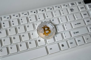 Sikke bitcoin üstünde belgili tanımlık klavye. Kripto para birimi. Modern para birimi kavramı. Sanal iş para