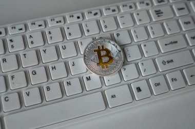 Sikke bitcoin üstünde belgili tanımlık klavye. Kripto para birimi. Modern para birimi kavramı. Sanal iş para