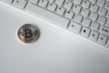 Gümüş bitcoin tablo. Kripto para birimi sembolü. Sanal para birimi. BTC.