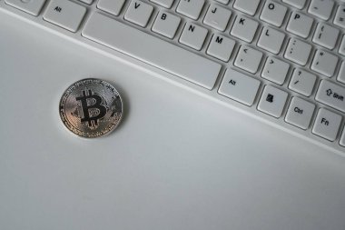 Gümüş bitcoin tablo. Kripto para birimi sembolü. Sanal para birimi. BTC.