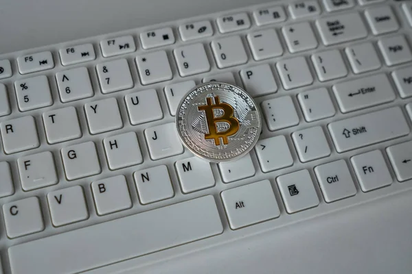 Sikke bitcoin üstünde belgili tanımlık klavye. Kripto para birimi. Modern para birimi kavramı. Sanal iş para