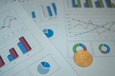 Grafikler zemin üzerine altın sikke bitcoin. BTC. Kripto para birimi