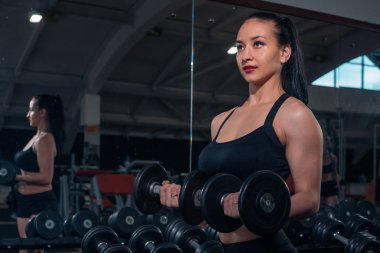 Spor salonunda dumbbells ile egzersiz güzel spor kız