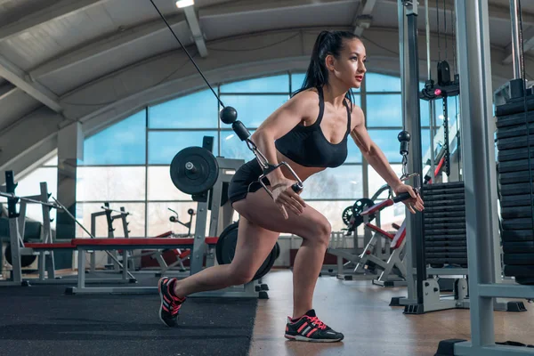 Hermosa chica sacude sus músculos en el gimnasio —  Fotos de Stock