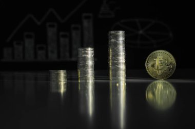 Altın bitcoins ve sikke yığını. Sanal iş. Kripto para birimi