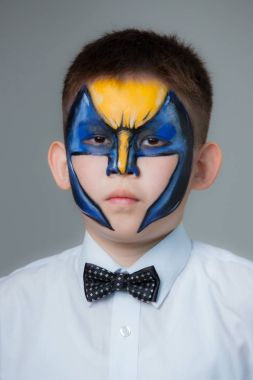 Boyalı yüzü olan küçük bir kazak çocuk. Yüz boyama