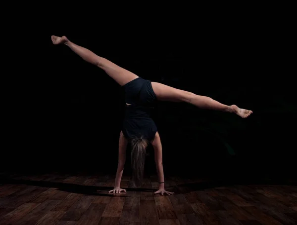 Chica gimnasta haciendo el cordel en el aire. Gimnasia deportiva — Foto de Stock