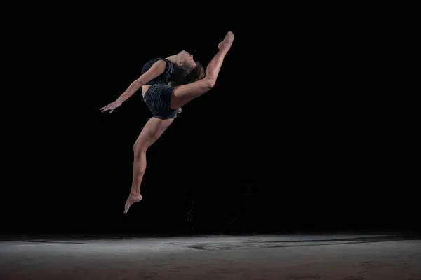 Chica gimnasta en un salto con un cordel — Foto de Stock