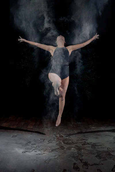 Bailarina en un salto con polvo — Foto de Stock