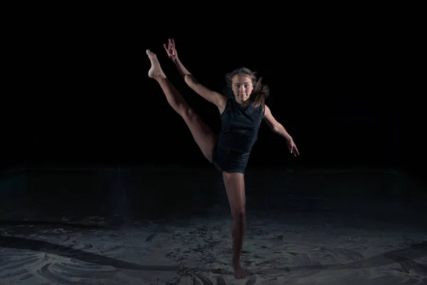 Молода дівчина танцює в стрибку — стокове фото