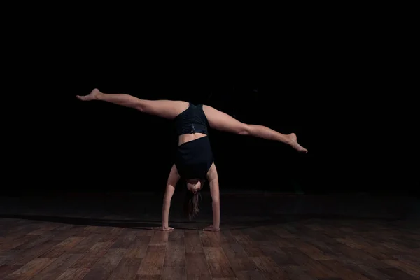Gymnastka dívka dělá vlákna ve vzduchu. Sportovní gymnastika — Stock fotografie