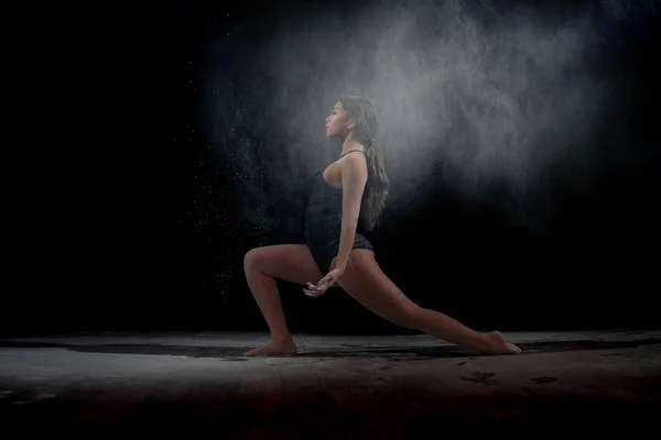 Ragazza danzante con farina su sfondo nero — Foto Stock