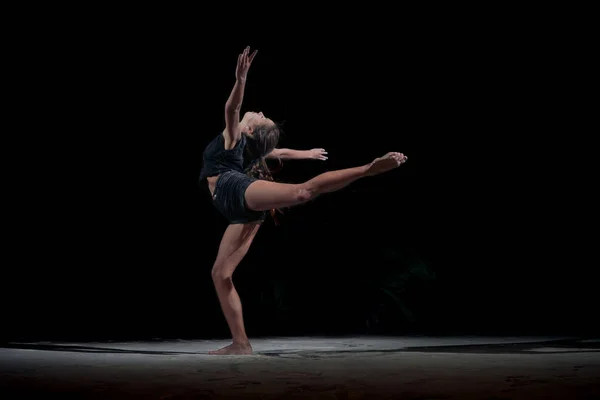 Chica gimnasta en un salto con un cordel — Foto de Stock