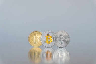 Bitcoins kümesi. Hafif bir arka plan üzerinde izole platin, altın ve gümüş sikke