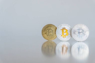 Bitcoins gri bir arka plan üzerinde altın ve gümüş sikkeleri. Kripto para birimi. Internet iş