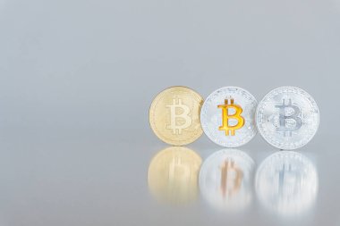 Bitcoins gri bir arka plan üzerinde altın ve gümüş sikkeleri. Kripto para birimi. Internet iş