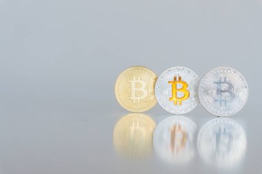 Bitcoins gri bir arka plan üzerinde altın ve gümüş sikkeleri. Kripto para birimi. Internet iş