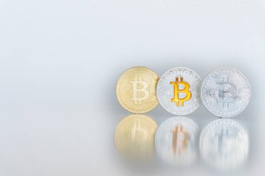 Bitcoins gri bir arka plan üzerinde altın ve gümüş sikkeleri. Kripto para birimi. Internet iş
