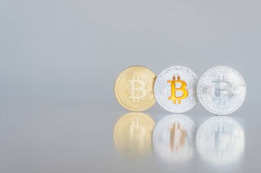 Bitcoins gri bir arka plan üzerinde altın ve gümüş sikkeleri. Kripto para birimi. Internet iş