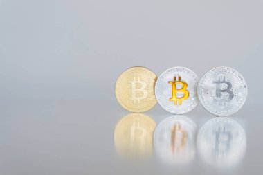 Bitcoins gri bir arka plan üzerinde altın ve gümüş sikkeleri. Kripto para birimi. Internet iş