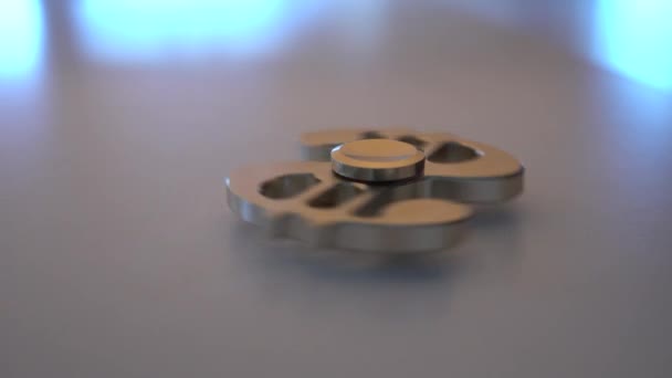 Rotation du spinner sous la forme d'un dollar sur une surface lisse. 4k — Video