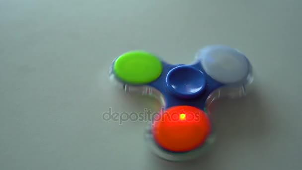 İplik ışık bir yüzeye renkli spinner. 4k — Stok video