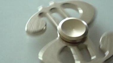 Bir dolar şeklinde bir iplik spinner. makro çekim