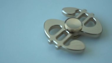 Açık renkli portre üzerinde izole yavaş iplik eğiren oyuncak