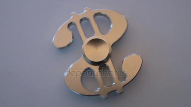 Bir oyuncak spinner yavaş yavaş iplik bir dolar gibi görünüyor. makro çekim
