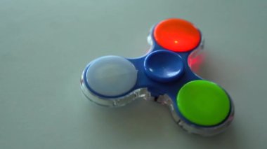 Parlak renkli getiriyor yavaş yavaş döner