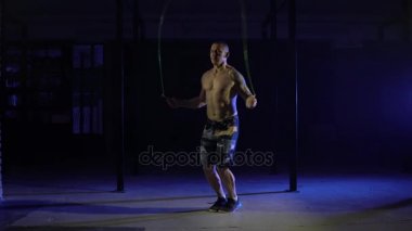 Kaslı adam atlama ipi Çift Kişilik salonda atlar