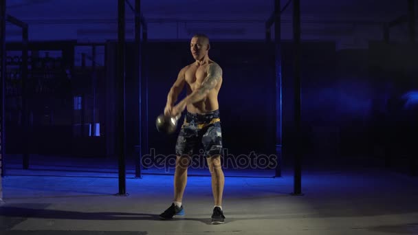 强壮的男人在健身房的空气中投掷重量 — 图库视频影像