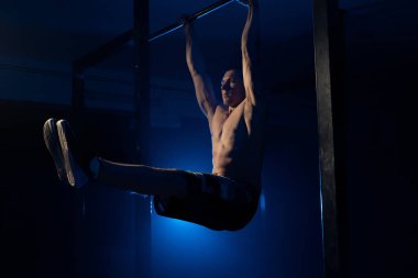 Adam pull-up çubuk üzerinde yapar. Sağlık. Spor