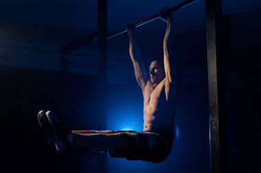 Çubuk üzerinde el kasları için egzersiz yapan erkek