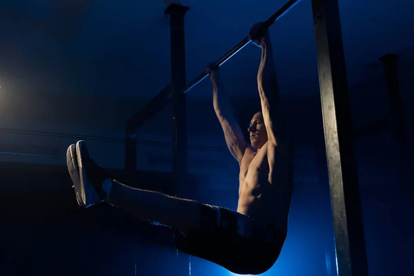 Mannen gör pull-ups på ribban. Hälsa. idrott — Stockfoto