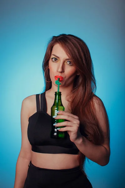 Glamorösa porträtt av en brunett tjej som dricker läsk på en ljus bakgrund — Stockfoto