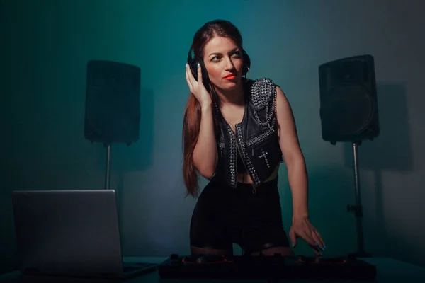 Una joven DJ genial tocando música en una fiesta — Foto de Stock