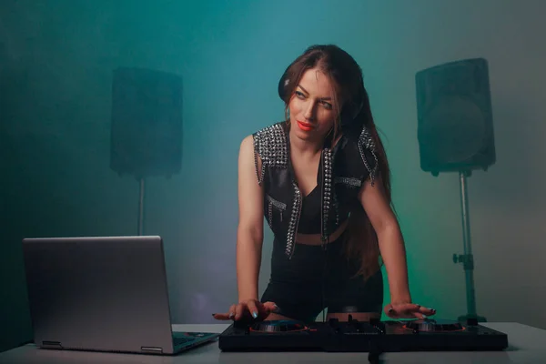Hermosa morena DJ tocando música en una fiesta — Foto de Stock