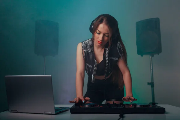 Hermosa morena DJ tocando música en una fiesta — Foto de Stock