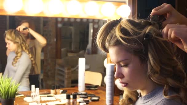 Fotografía de retrato de un estilista hace rizos a una chica joven — Vídeos de Stock