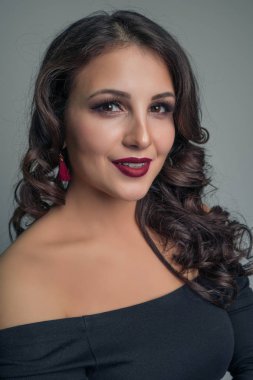 Şık bir gülümseme ile büyüleyici bir çok etnik gruptan oluşan kız portresi