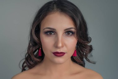 Güzel bir çok etnik gruptan oluşan kız portresi